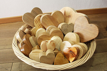 Herzen aus Holz in einem Korb