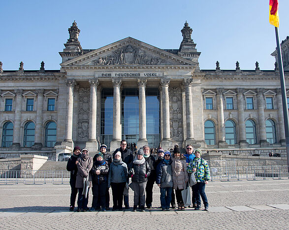 Gruppe der OBA-Teilnehmenden steht vor dem Reichstag in Berlin.