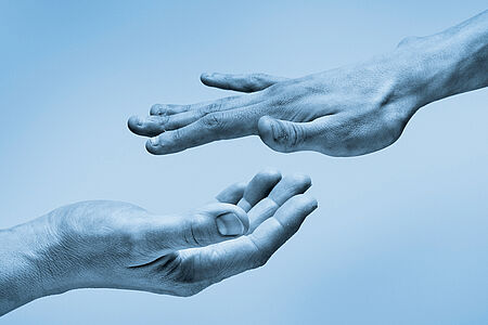 Zwei Hände, übereinender, die sich einander nähern. Die obere Hand zeigt mit dem Handrücken nach oben, die andere nach unten.