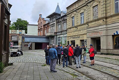 Die Gruppen Montage und Metall des Dingolfinger Betriebes der Landshuter Werkstätten GmbH beim Ausflug in die Bavaria Filmstadt